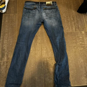 Jacob Cohen 688 - Säljer dessa riktigt sköna Jacob Cohën Jeansen i storlek 34. Har personligen vanligtvis 32-33 men dessa passar prima. Kvaliten, detaljerna och hantverket i dessa jeans är helt stört. Säljer dem tyvärr då jag samlar ihop pengar till en resa.