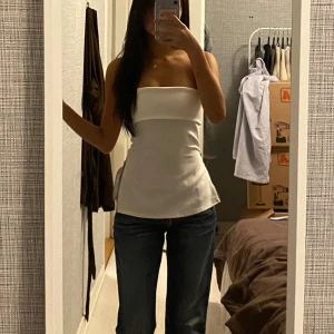 Topp - Superfin vit topp från zara, oanvänd och i nyskick.