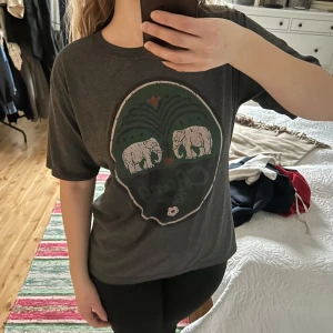 t-shirt med tryck - Något nopprig grå T-shirt med tryck, Chang beer  🍺 🐘