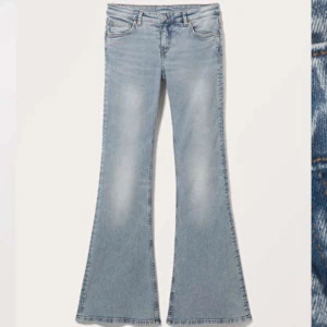 Lowwaist bootcut jeans - Säljer dessa snygga bootcut jeansen. Aldrig använda. Stl W25, L32🥰 de är väldigt stretchiga i midjan så passar även större. 