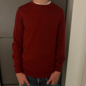 100% merinoull tröja (vinröd)  - Hej, säljer nu denna 100% merinoull tröja från dressman. Klassiskt vinröd färg. Väldigt bra skick. Moddellen är 179cm