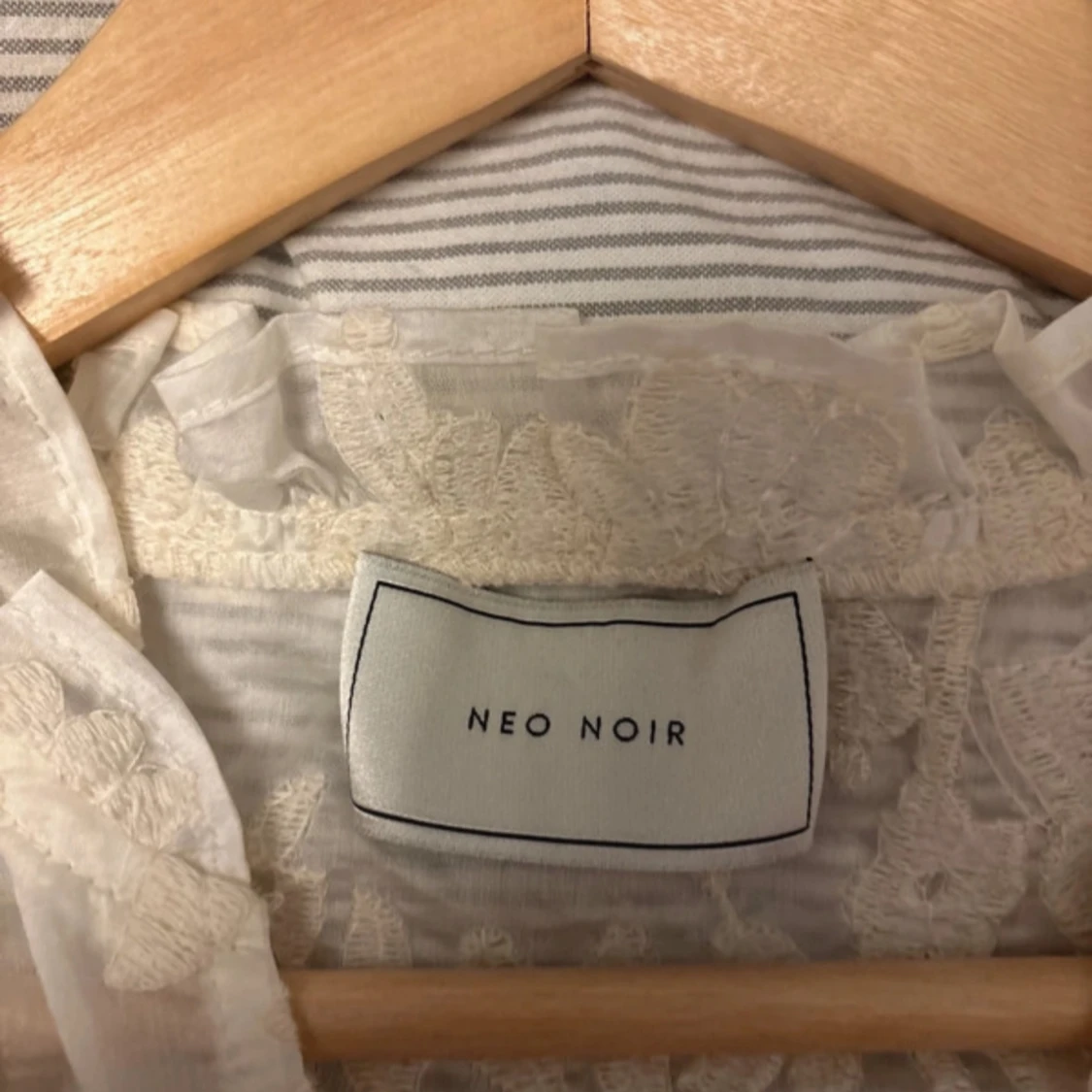 Vit spetsblus från Neo Noir - 3