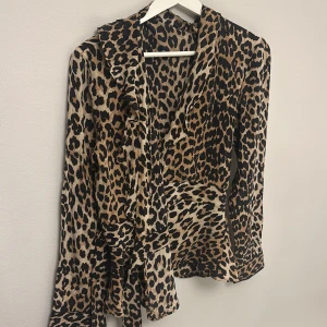 Leopard färjad kofta - Hej! Säljer denna riktigt snygga kofta i färgen leopard. Tröjan är i storlek s. Hör av er om ni har frågor!
