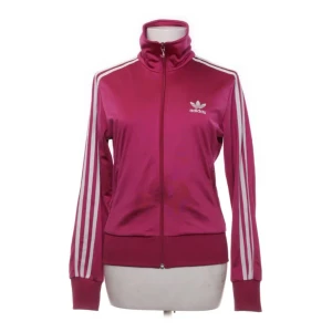 Rosa zip tröja från Adidas - Fin i ryggen , go tröja som jag inte använt på länge💘🔥väldigt fin färg , sällsynt 