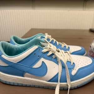 Nike sneakers i blått och vitt - Snygga Nike sneakers i en fräsch kombination av blått och vitt. Skorna har en klassisk design med snörning och en bekväm passform. Perfekta för en sportig look. Strl 43 båda två, kan mötas i Karlstad/Linköping. Båda för 500 kr. 