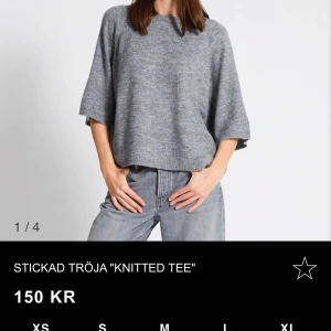 Grå stickad tröja - Säljer en mysig grå stickad tröja med trekvartsärmar, i storlek small. Perfekt för kyligare dagar och lätt att matcha med olika outfits. Tröjan har en avslappnad passform och är gjord i ett mjukt material. Knappt använd, säljer då den inte används💗