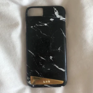 Mobilskal, iPhone 7 - Säljer ett mobilskal för iPhone 7 från holdit. Svart marmor🖤 Säljer då jag inte har iPhone 7 längre. Inget är trasigt.