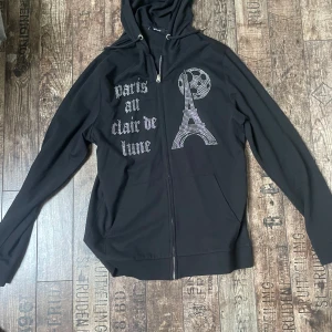 Fet zip hoodie - Snygg zip hoodie från blinglucid, den är in princip helt ny och oanvänd då den inte passar mig i storleken. Hör gärna av dig vid minsta lilla fråga 🙌