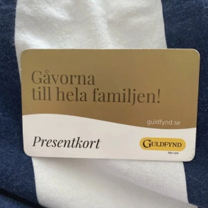 Presentkort guldfynd - 1500kr på det, de va så mycket jag fick så har inte handlat någonting av present kortet, det håller i ca 2år och 2 månader till. Säljer de för 20% billigare. Själva presentkortet har lite repor på sig, för de har legat i en låda men ingenting som påverkar funktionerna av presentkortet❤️