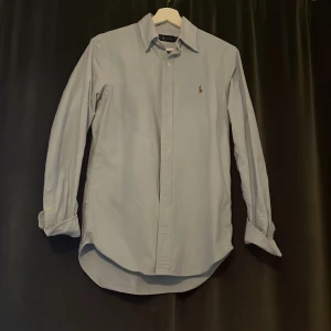 Ralph Lauren Skjorta  - Säljer nu en stilren Ralph Lauren skjorta, färgen ljusblå. Finns en defekt( kolla bild 4) Priset går att diskuteras om man följer! Mvh Småland Closet