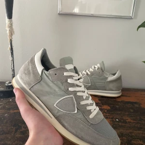 Philippe model trpx trainers - Riktigt feta o fräscha dojjor! Nypris 3200kr. St 42 men passar 43, se bilder för skick🙌