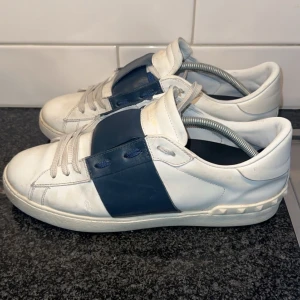 Valentino Open 46 - Riktigt schyssta Valentino Opens i den eftertraktade färgen blå/vit. | Inga synliga skador eller defekter | tveka inte att höra av dig vid intresse 