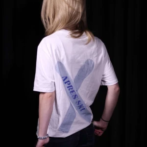 Rewined By Seasons - Aprés SKI - T-shirts gjorda på 100% ekologiskt bomull. Otroligt mjuka och bekväma‼️Dessutom är trycken handgjorda vilket gör varje t-shirt unik 🎿 Fler storlekar finns i vår profil💢