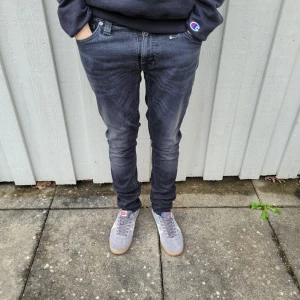 Nudie jeans  - Säljer ett par snygga Nudie jeans i modell skinny lin. Jeansen är i mycket bra skick och har inga defekter. Det är storlek W27/L32. Vid minsta fråga eller fundering är det bara att höra av sig🙌😁