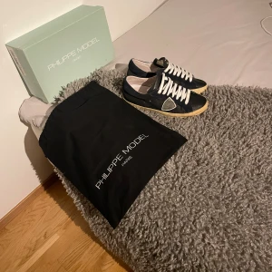 Philippe model skor - Tja! Säljer nu mina Phillipe model skor. Köpta för ett bra tag sen och har använt dom hyfsat flitigt. Skorna har fortfarande mycket att ge. Allt är intakt förutom att originalsulan är utbytt pga att den gick sönder (man märker ingen skillnad på nuvarande sula och original sula). Allt og medföljer vid köp utom dustbag. Hör av dig vid frågor🤩