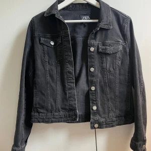 Jeansjacka - Supersnygg mörkgrå jeansjacka. Passar mig som är s 