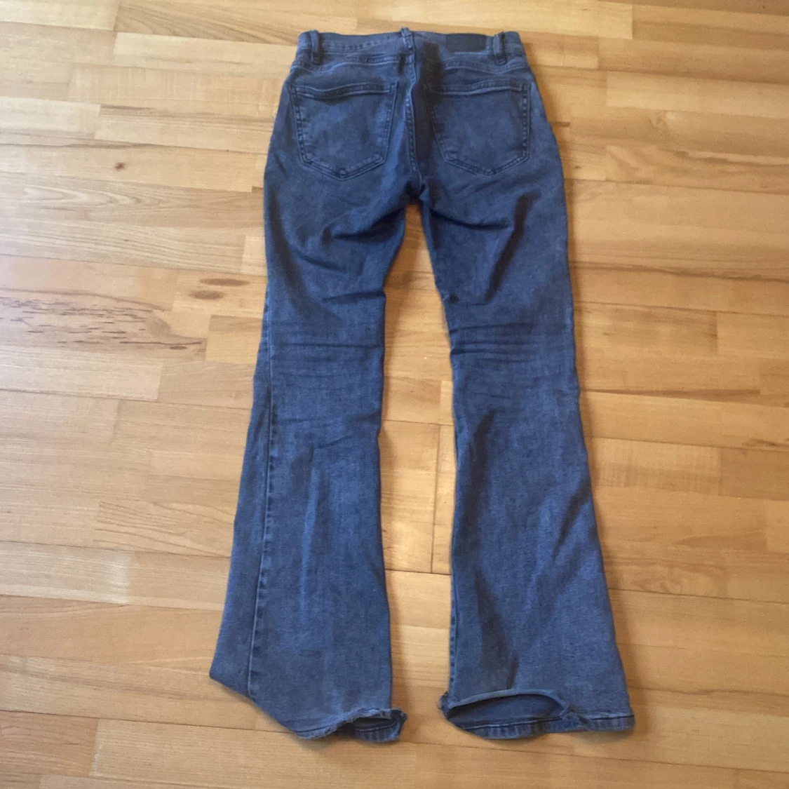 Grå bootcut jeans från Gina tricot  - 1