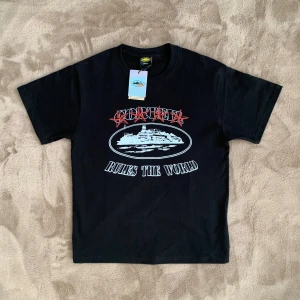 Svart Corteiz T-shirt - Riktigt snygg svart Corteiz t-shirt i strl S. Tröjan är helt ny och kommer med tags. Vid frågor eller funderingar skicka ett pm, Mvh