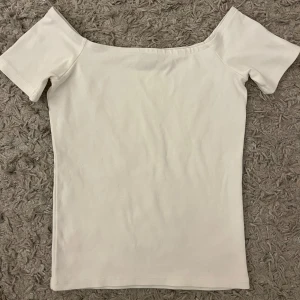 Vit topp från Gina Tricot - Säljer en fin vit topp från Gina Tricot i storlek S. Perfekt till sommar!! Säljer pågrund av att den inte kommit till användning.💞