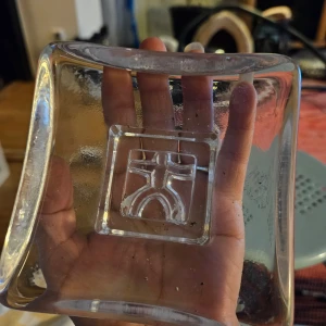 Glasblock från Kosta Boda - Säljer ett elegant glasblock från Kosta Boda med ett unikt inristat motiv. Perfekt som dekorativt inslag i hemmet eller som samlarobjekt. Glaset har en klar och stilren design som passar i alla miljöer.