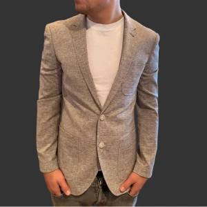 Kavaj - Tja! Säljer denna sjukt snygga kavajen, perfekt till någon fest eller varför inte jul,nyår eller annan högtid. Passar perfekt om man är 178- 185 cm. Bra till både jeans och mer formella byxor.