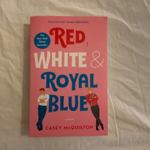 Red, White & Royal Blue - Red, white & royal blue av författaren Casey McQuiston. Paperback, gott skick. Språk: engelska