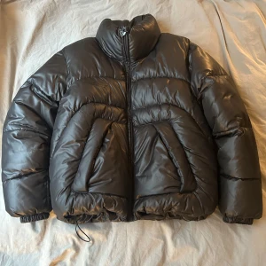 More money more love jacka - Knappt använda, följer också med en balaclava till jacka. Köpt förra året