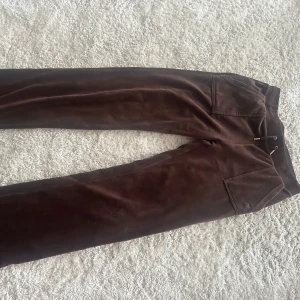 Bruna mjukisbyxor från Juicy Couture - Bruna mjukisbyxor från Juicy Couture i mjukt material. Använda men i fint skick.