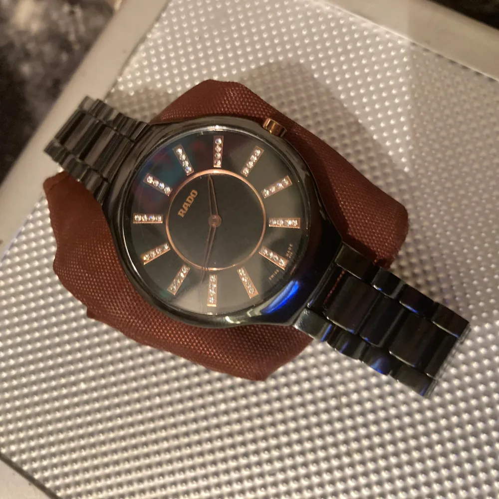 .TECHNICAL DATA Brand: Rado Family: True Thinline Reference: R27742162 Name: Rado Women's R27742162 True Thinline Black Ceramic Quartz CASE Material: Ceramic Glass: Sapphire Glass Diameter: 31,5 X 0 Case Thickness: 5 Water Resistance: 5 ATM DIAL Color: Black Dial Markers: No numerals Bezel: Ceramic MOVEMENT Type: Quartz Calieber: Quartz Base Caliber: - BAND Material: Ceramic Color: Black Clasp: Fold clasp. Asusteet.