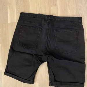 Svarta jeansshorts - Jeansshorts från HM storlek 34 slimfit. Bra skick