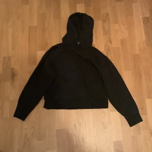 Svart hoodie weekday  - Svart hoodie från weekday. Hoodien är i strl M.  Skulle dock säga att den passar bäst S/M. Hör gärna av er till mig vid frågor!