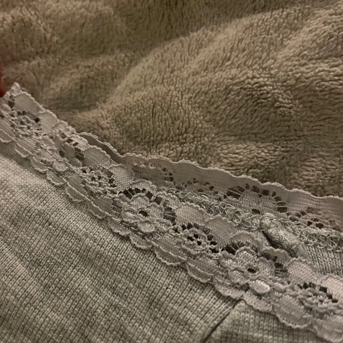 Grå topp med spetsdetaljer - 1