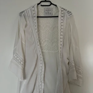 Kimono, Pull & Bear, M, vit - Vit kimono med fina broderier från Pull & Bear i storlek M. I mycket fint skick. 100% bomull.