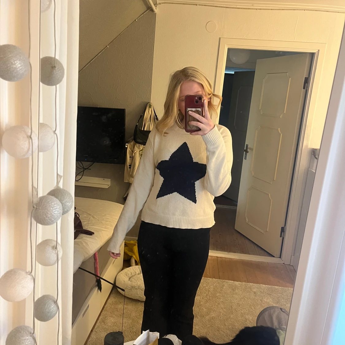 Vit stickad tröja med stjärna från Nelly