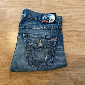 True Religion Jeans  - !skicka bud för snabb affär! True religion jeans, storlek 25 i mycket fint skick.                                   Mått: Midja 36 cm Ytterben 98,5 cm Innerben 79 cm Ben öppning 15,5 cm