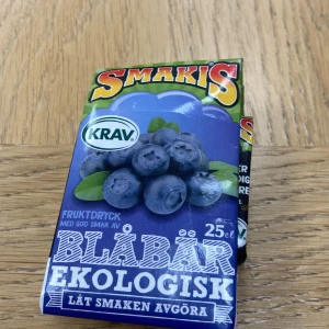 Ekologisk blåbärsdricka från Smakis - Ekologisk fruktdryck med blåbärssmak från Smakis. Förpackningen är 25 cl och märkt med KRAV för ekologisk certifiering. Perfekt för den som vill ha en naturlig och god smakupplevelse. Låt smaken avgöra!