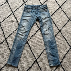 Replay anbass jeans - Säljer dessa riktigt stiliga Replay jeansen för att få lite plats i garderoben. Jeansen är i stl w33 och L33.