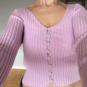 Ljuslila stickad topp - Söt stickad topp med pärlknappar💜