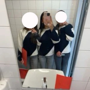 Vit och marinblå stickad tröja från Gina Tricot - Säljer en snygg vit och marinblå stickad tröja från Gina Tricot. Tröjan har ett geometriskt mönster och långa ärmar. Perfekt för en stilren look. Passar bra till jeans eller kjol. 🖤🤍