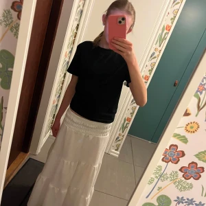 Vit långkjol från Gina Tricot - Säljer en vacker vit långkjol från Gina Tricot. Kjolen har en elastisk midja och ett stilrent, enkelt utseende som passar perfekt för varma dagar. Den är gjord i ett lätt och luftigt material som ger en skön känsla. I storlek 146-152💗😊