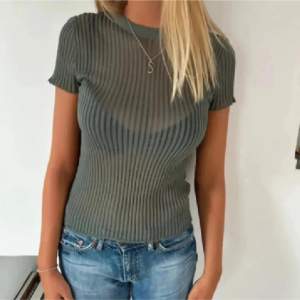 Jättefin populär zara topp i grönt! Helt slutsålt och jättefint skick! Storlek M men sitter som en S ( bilderna är lånade!)