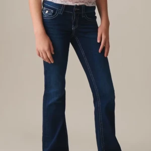 Mörkblå bootcut jeans - Snygga mörkblå bootcut jeans med klassisk femficksdesign och kontrastsömmar. Perfekta för en avslappnad stil.  Lågmidjade, bootcut och storlek 164 cm. Bara att skriva för fler bilder ❣️