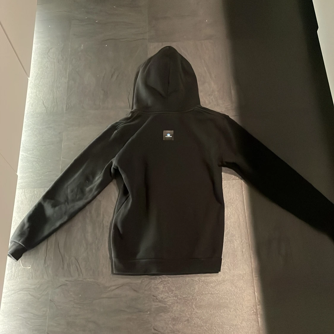 Svart hoodie med drakmotiv från The Cool Elephant - 1