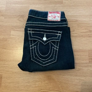 True Religion Jeans  - !skicka bud för snabb affär! Fina true religion jeans, storlek 27 och lågmidjade. Super bra skick. Mått: Midja 35 cm  Ytterben 95cm Innerben 72,5cm Ben öppning 14,5cm