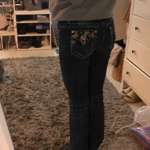 Lågmidjade mörk blå Miss Me jeans - Snygga blåa miss me jeans med några syda håll men som inte syns när de är väll på