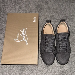 Christian Louboutin Skor - Gråa sneakers från Christian Louboutin. Använda en gång och säljer dom för att dom inte passa mig. Bara att höra av er om ni har frågor eller funderingar :)