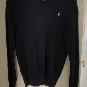 Ralph lauren V-neck sweatshirt - Mörkblå Ralph lauren V-ringad sweatshirt. Skick=9/10. Pruta går alltid. Notera att storlek är XL för barn!  Hör av er om ni har mer frågor!