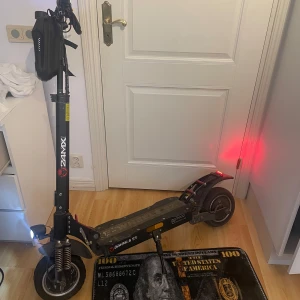 Ewheels E7 - En galen elscooter som toppar cirka 80kmh   Dubbla motorer 1200w per motor  Kommer med en väska  2 Snabbladdare  En nyckel  Sidospegel  Punkteringsfritt däck på bakmotor  Den startar men kör inte därav priset, jag är inte den bästa på såna hära leksaker men fick sagt till mig att det nog är gashandtaget som inte funkar som den ska.  Skriv till mig privat så skickar jag videos på topphastigheten och hur den rullade när den funkade som den ska.   Priset är inte hugget i sten😁 kom med förslag! 