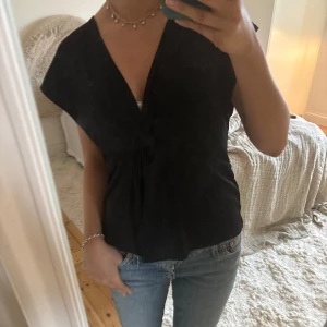 Svart v-ringad topp - Jättefin svart topp med SÅ skönt och flowit material. Knappt använd!❤️🫶🏽