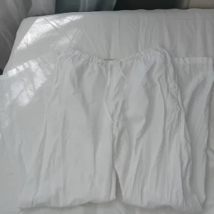 Vita Linnebyxor från Gina Tricot - Säljer ett par vita linnebyxor från Gina Tricot i storlek XS. Byxorna har en elastisk midja för extra komfort och är tillverkade i ett lätt material, perfekt för varmare dagar. Nypris 400.